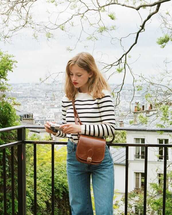 Diện quần jean với áo kẻ ngang