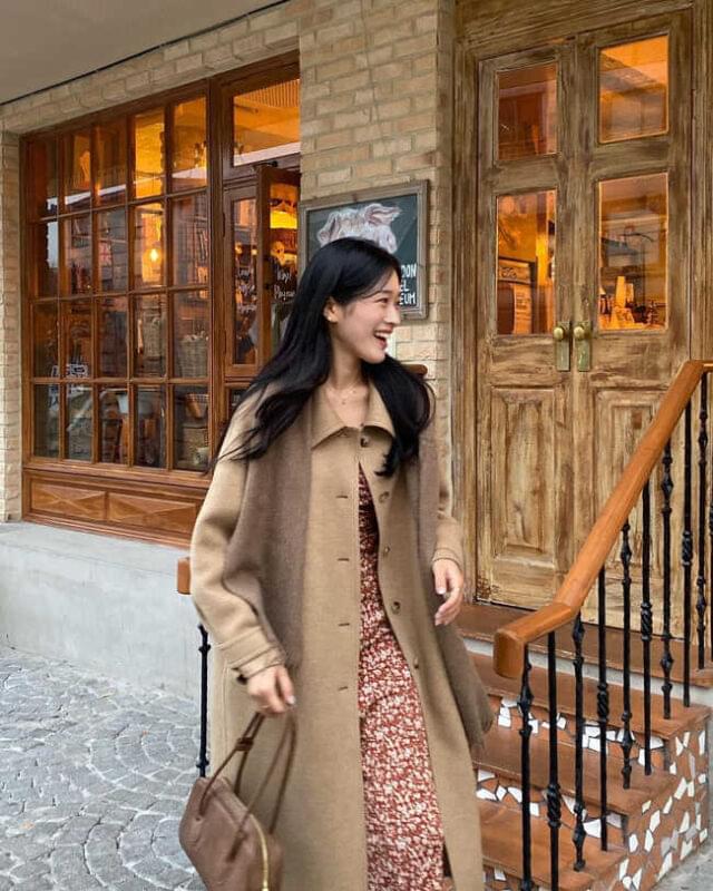 cach_ket_hop_vay_va_áo_khoac_6