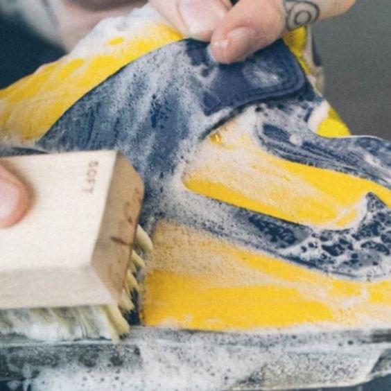 lam-sach-giay-the-theo-nike